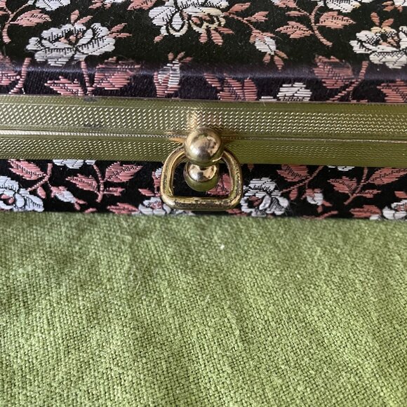 Vintage Floral Brocade Eyeglass Case With Red Satin Lining & Metal Clasp Closure - Picture 8 of 9